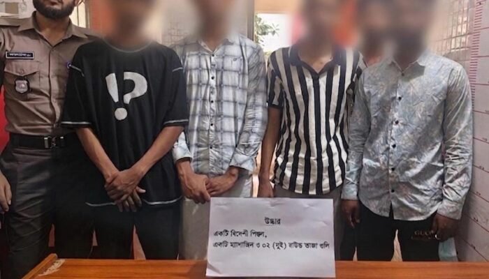 অবৈধ বিদেশি পিস্তল, ম্যাগাজিন ও গুলিসহ আইনের সঙ্গে সংঘাতে জড়িত কিশোর গ্যাংয়ের চার শিশু আটক