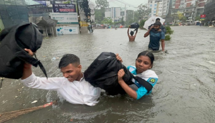 টানা ভারি বর্ষণে পানির নিচে চট্টগ্রাম, দুর্ভোগে নগরবাসী